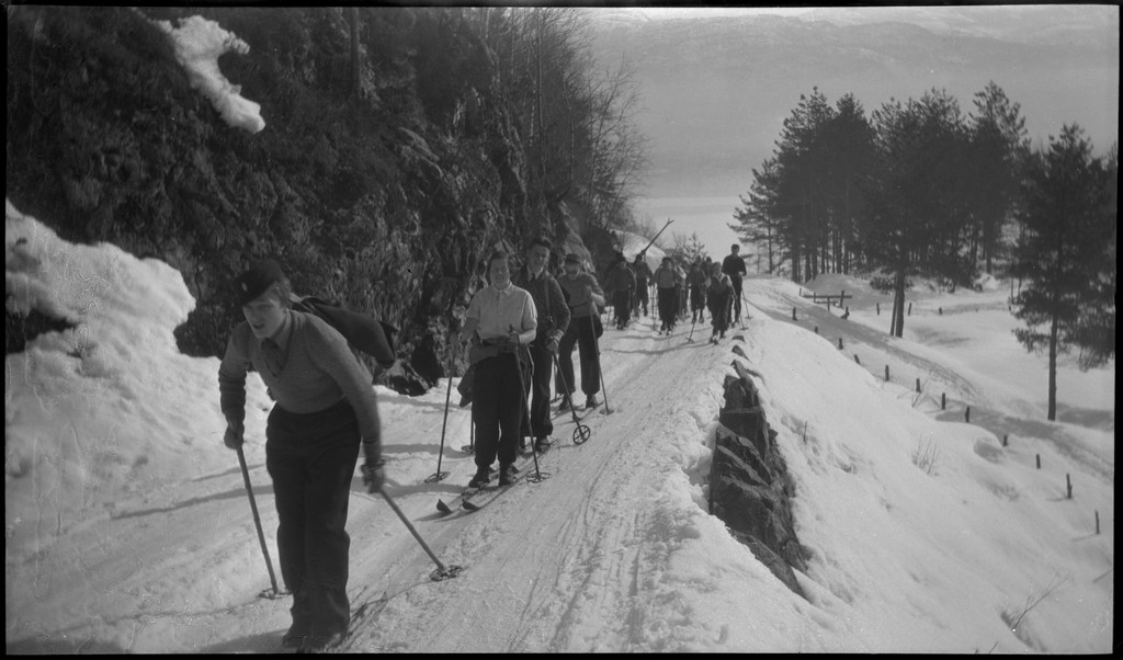 St. Svitun skole fra Stavanger på skidag i Saudasjøen. De reiser inn med hurtigskipet "D/S Sanct Svithun". Det er bilder fra lek, konkurranser og skiturer. På bilde nr. 5 holder en gutt et fotoapparat.