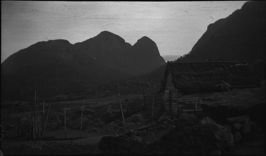 Noen gutter står ved en demning i nærheten av Jørpeland og Dalen og bilder fra et sted i nærheten av Småsilkomplekset, muligens fra Dalen. Småsilhornet og Heiahornet ruver opp i bakgrunnen.