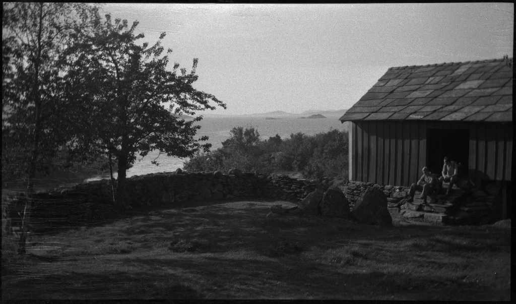 Tur på Halsnøy og Randøy med Lindtner, Arne Johannessen og en gutt til. Det er bilder av bygdene og landskapet, kyr, høns og guttene som går på småveier og sitter i en liten robåt.