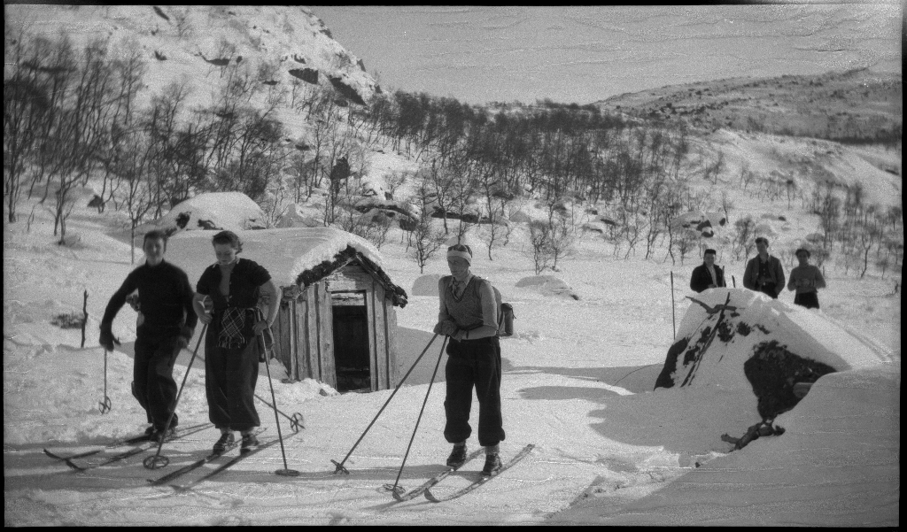 En stor gjeng med unge menn og kvinner på skitur i Lyseheiene og Ryfylkeheiene. Lindtner er til høyre på bilde nr. 2 og til venstre på bilde nr. 7. De reiser med et dampskip som ser ut til å hete "Lysefjord".