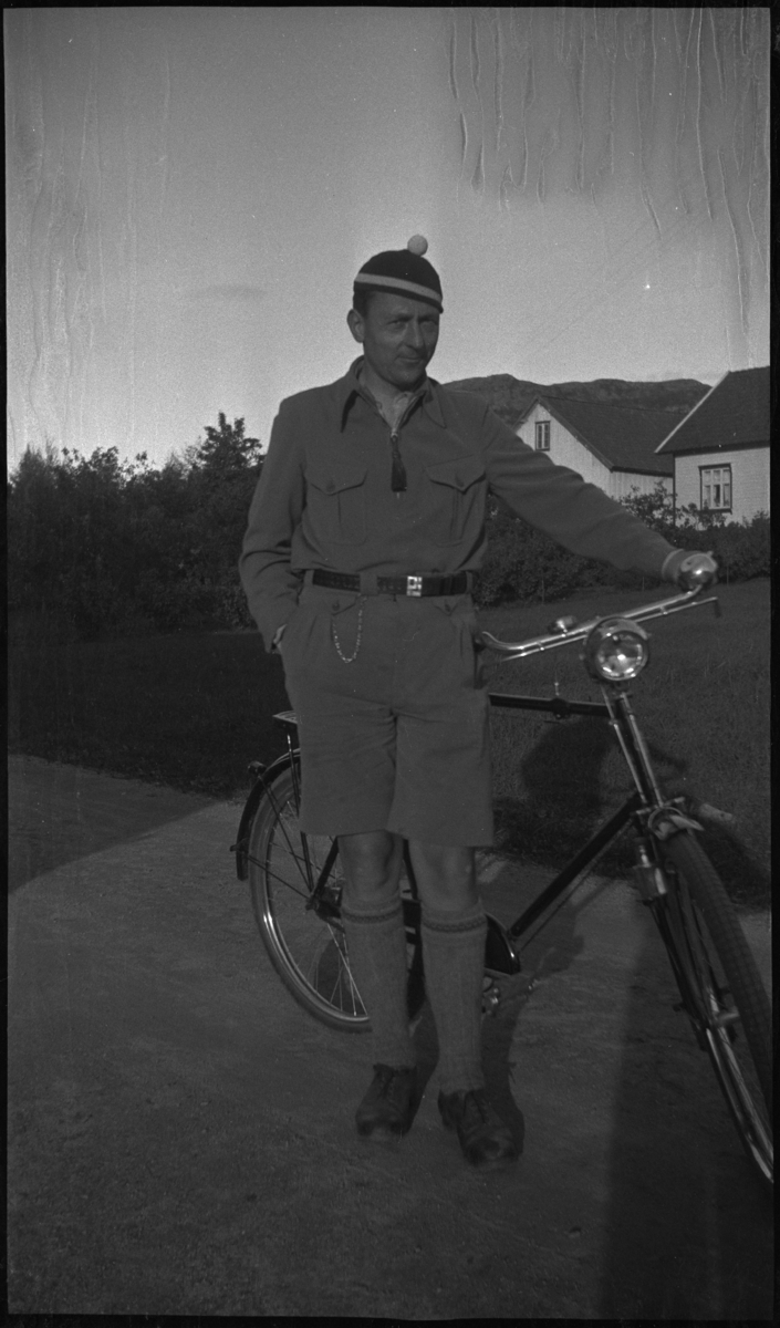 Bilder fra en sykkeltur mellom Kjølevik og Tau i Strand kommune. Det er helbilder av Finn Johannessen, Arne Rasmussen og Korsvold med syklene sine, det er bilder fra sykling og av landskapet og bygdene. Finn Johannessen er på bilde nr. 5 og 8.