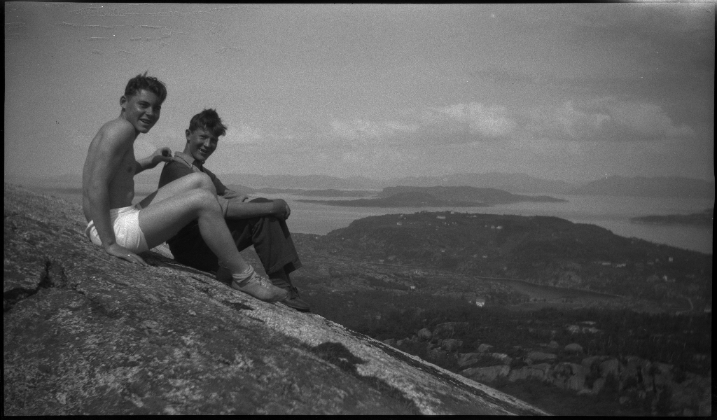 Tre gutter/unge menn på tur på Halsnøy og Finnøy. Det er bilder fra at transporten med ei skøyte og fra små fjellturer. Det ligger mange små dampskip langs havna på bilde nr. 4.