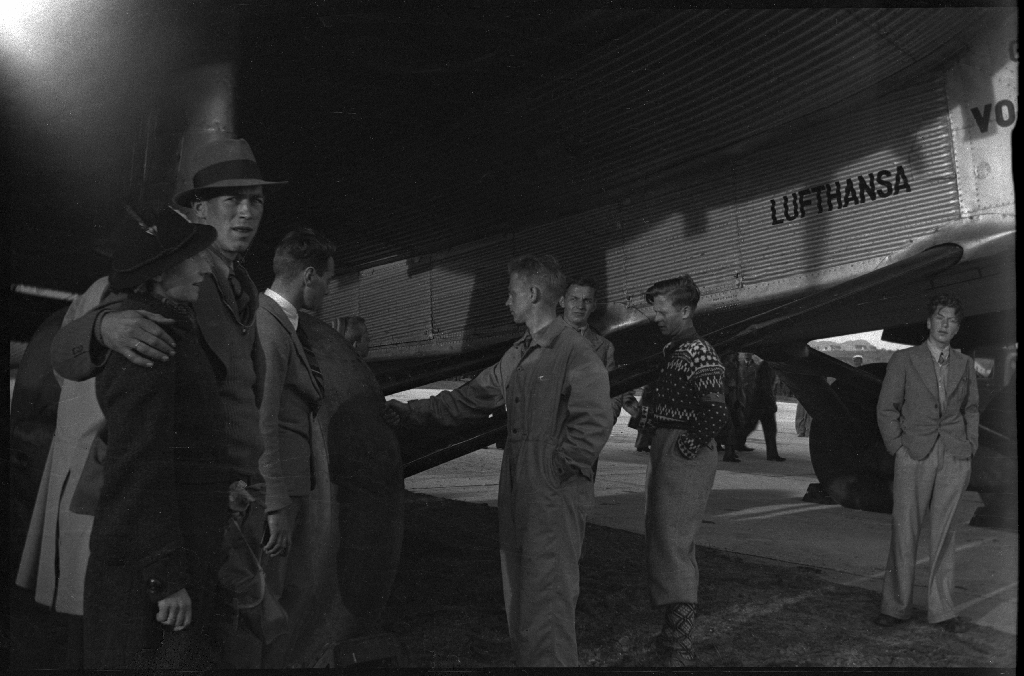 Bilder fra åpningen av den sivile flyplassen på Sømmesletta på Sola. Bildene viser folk som titter på flyene og helikoptrene som besøkte flyplassen fra inn- og utland i anledning åpningen. Det er flere bilder fra et stort passasjerfly fra Lufthansa med påskriften "Generalfeldmarschall von Hindenburg" og "D-APIS". Det er også et bilde fra en kanonbåt.