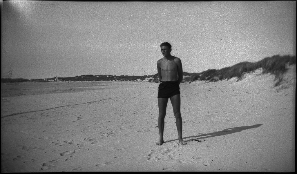 Bilder fra Sola Strandhotell og hotellets basseng, samt gutter og unge menn i sanddynene på Sola.