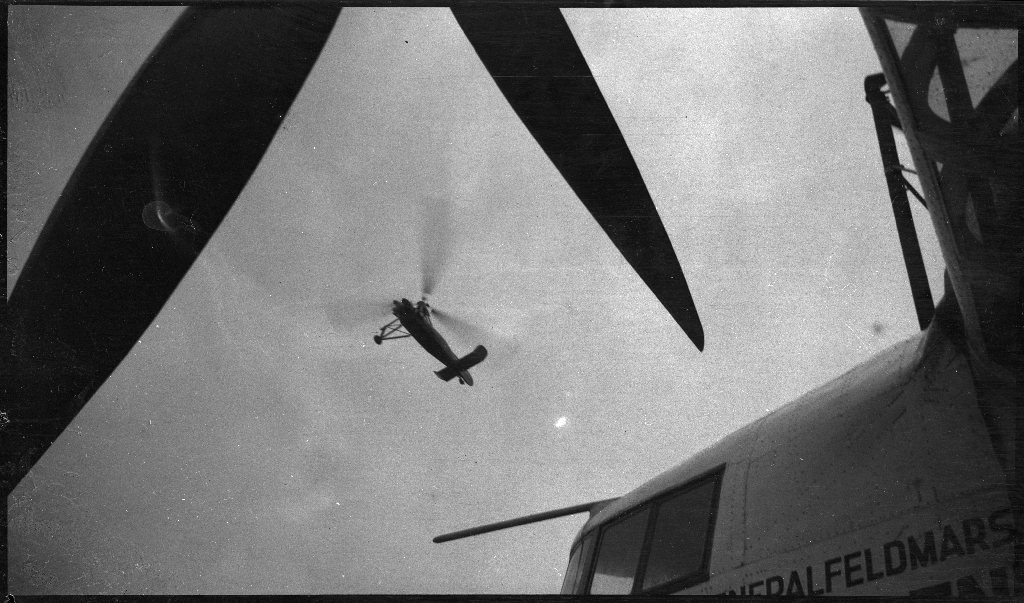 Bilder fra åpningen av den sivile flyplassen på Sømmesletta på Sola. Bildene viser folk som titter på flyene og helikoptrene som besøkte flyplassen fra inn- og utland i anledning åpningen. Det er flere bilder fra et stort passasjerfly fra Lufthansa med påskriften "Generalfeldmarschall von Hindenburg" og "D-APIS". Det er også et bilde fra en kanonbåt.