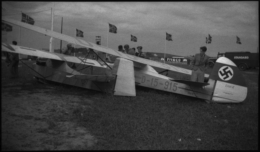 Bilder fra åpningen av den sivile flyplassen på Sømmesletta på Sola. Bildene viser folk som titter på flyene og helikoptrene som besøkte flyplassen fra inn- og utland i anledning åpningen. Det er flere bilder fra et stort passasjerfly fra Lufthansa med påskriften "Generalfeldmarschall von Hindenburg" og "D-APIS". Det er også et bilde fra en kanonbåt.