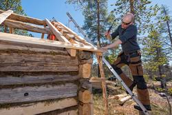 Arbeid med å sette opp buret på Daniel Mortenssons vinterbop