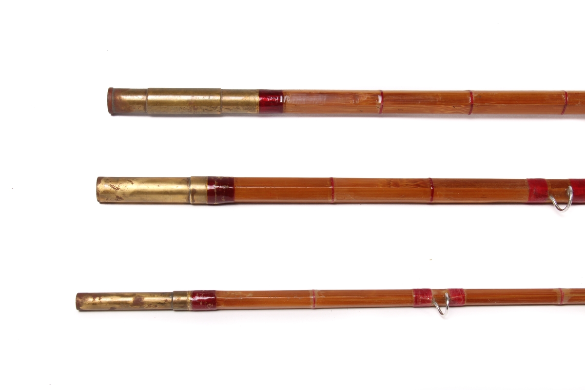 Den sekskanta stanga er laga av bambus og handtaket av kork.
Tredelt stang med ekstra tupp.