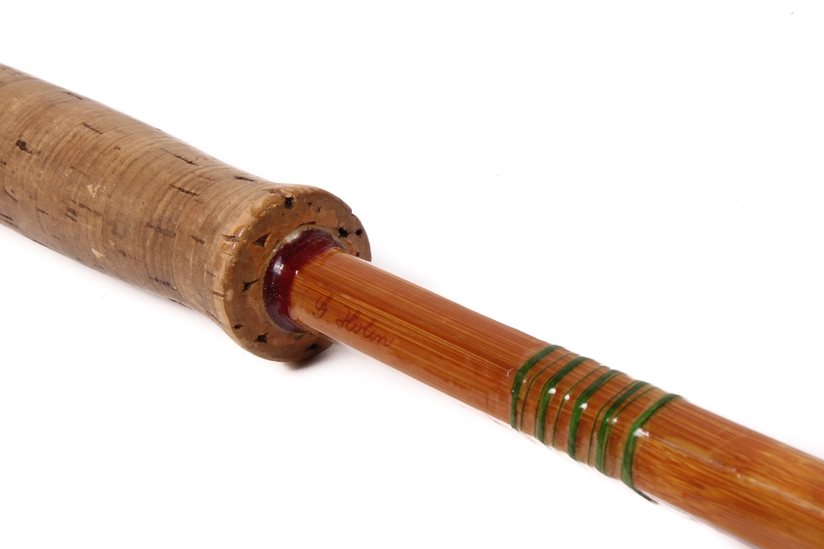 Den sekskanta stanga er laga av bambus og handtaket av kork.
Tredelt stang med ekstra tupp.