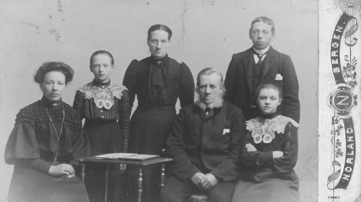 Album med portrettbilder. Albumet har tilhørt Aksel Konrad Mikkola og hans hustru Kathinka Marie, f. Mikkelsen. Det er nå i Solbjørg Mikkolas eie. Navnene til de portretterte er for en stor del ukjente, men mange er fra Neiden og Sør-Varanger. Kathinka kom opprinnelig fra Lofoten, og en del av bildene viser hennes familie i Nordland