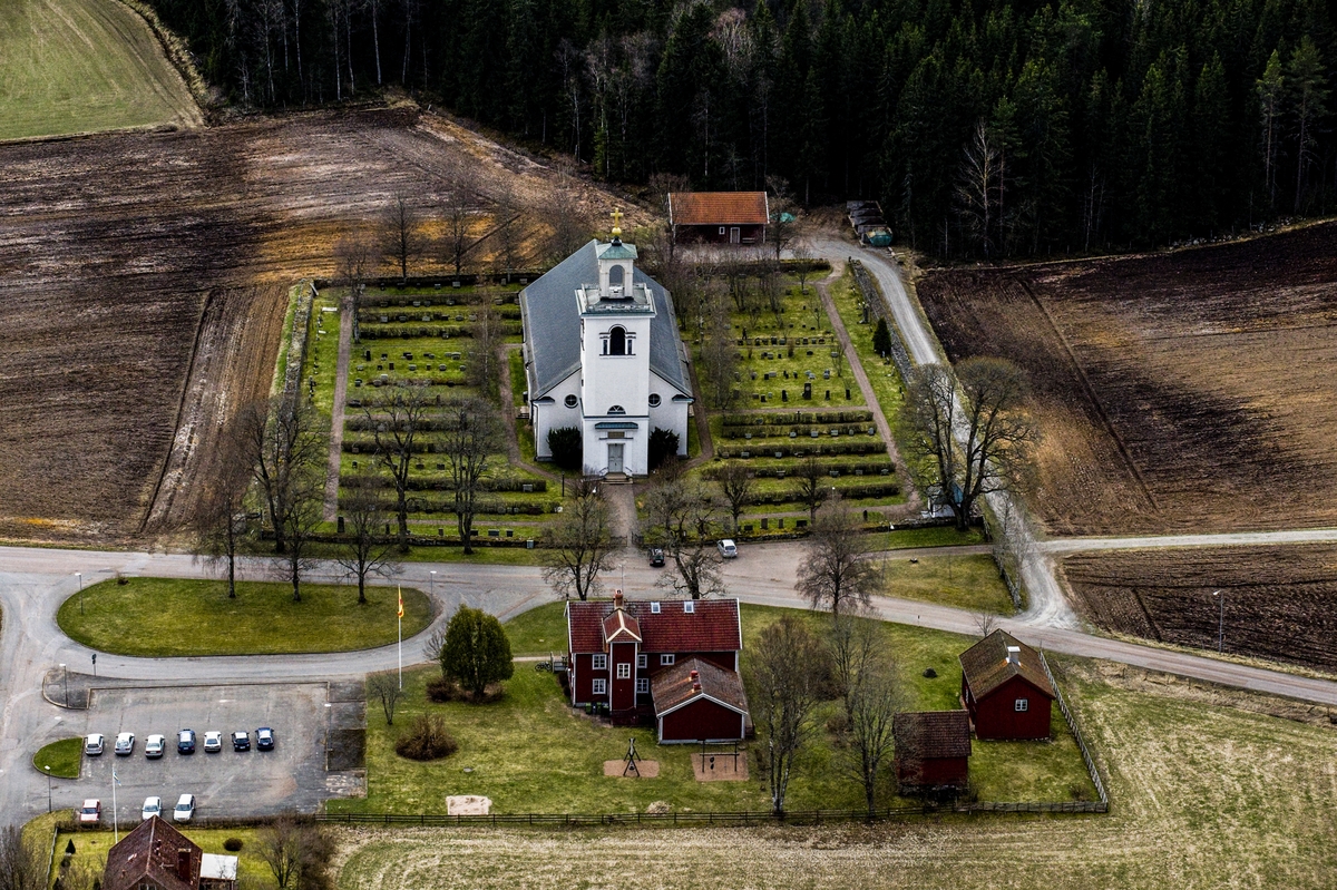 Flygfoto över Hults kyrka i Eksjö kommun.