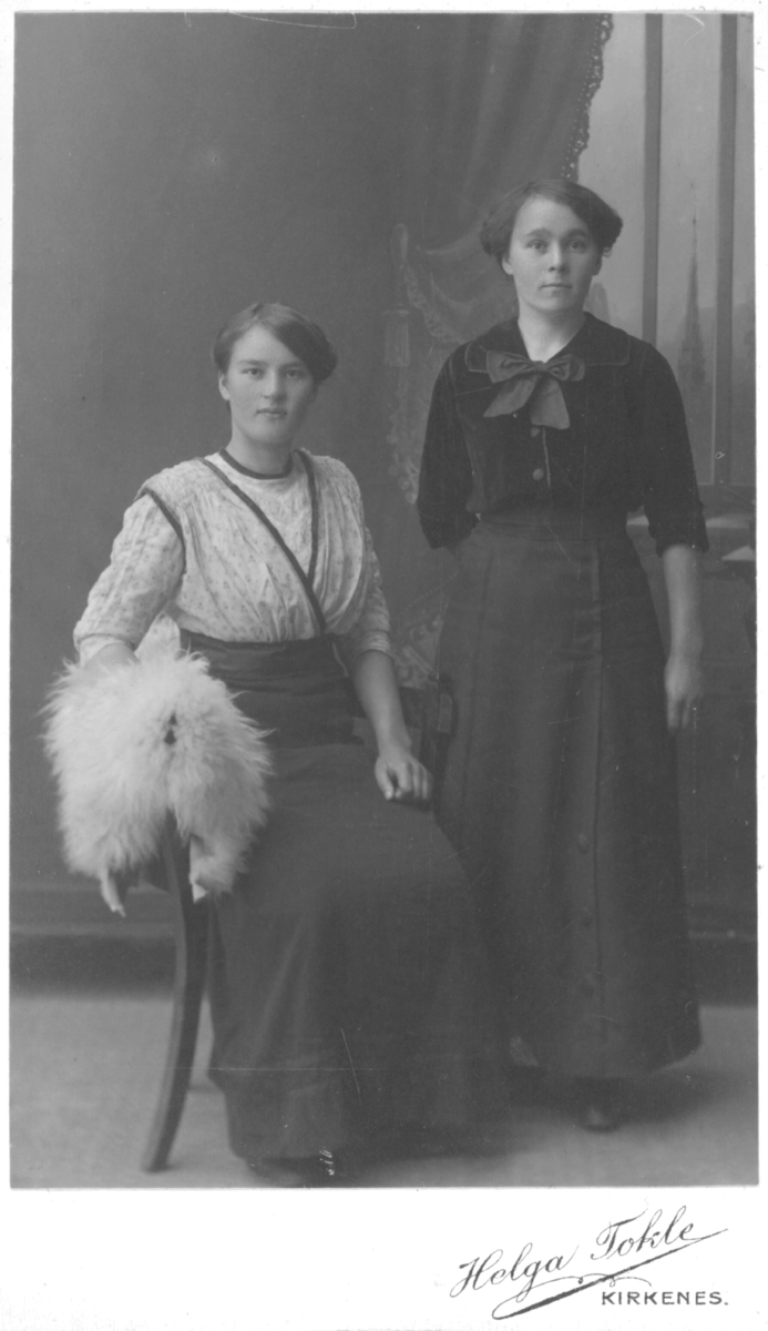 Album med portrettbilder. Albumet har tilhørt Aksel Konrad Mikkola og hans hustru Kathinka Marie, f. Mikkelsen. Det er nå i Solbjørg Mikkolas eie. Navnene til de portretterte er for en stor del ukjente, men mange er fra Neiden og Sør-Varanger. Kathinka kom opprinnelig fra Lofoten, og en del av bildene viser hennes familie i Nordland