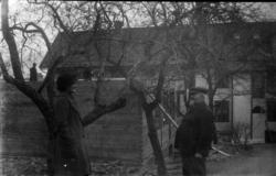 Gudrun H. Utne og ein ukjend mann ved hus under oppføring