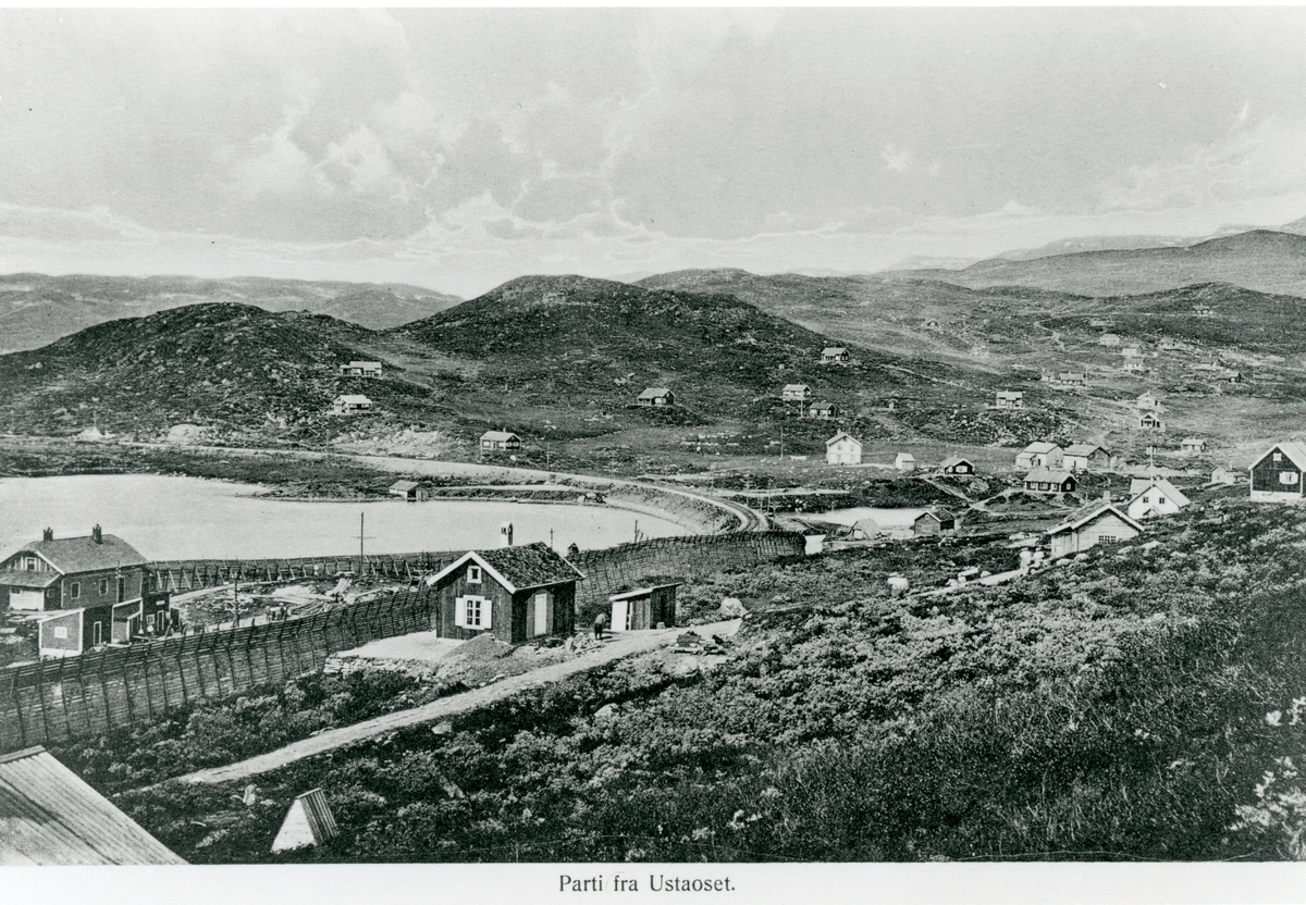 Ustaoset i 1920 åra.Jernbanestasjon,vindskjerm og hytter.