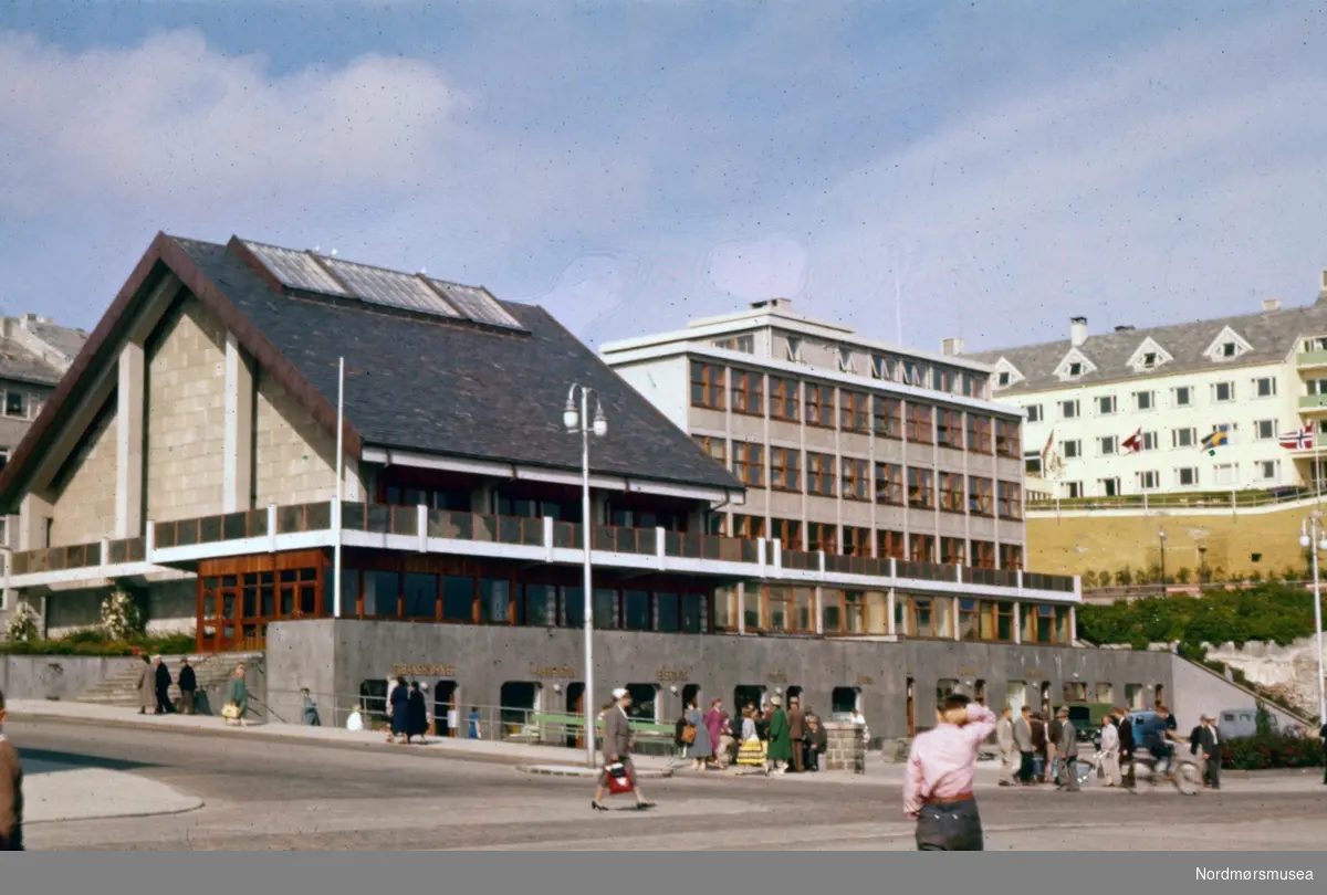 Foto fra Rådhuset på Kirkelandet i Kristiansund. Fotograf er Kjell Haug og er den som står bak samlingen med fargefoto/dias fra Kristiansund og Grip. Bildene dateres til omkring 1950-1970. Fra Nordmøre museums fotosamlinger.