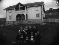 Rikard Berges fotoarkiv. Gruppeportrett. Nigard Midtgarden, 