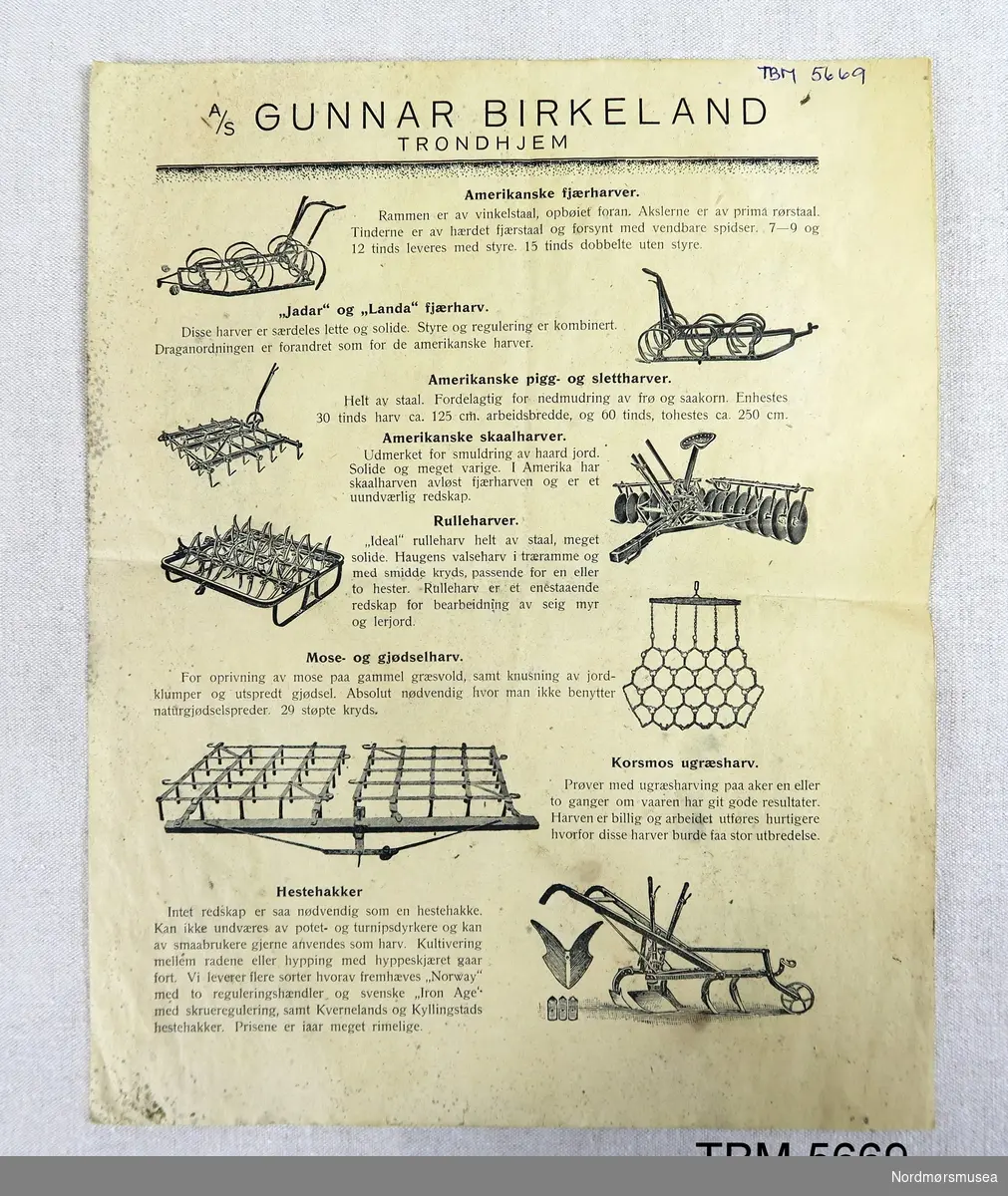 Reklameark på fire sider med reklame for jordbruksredskap og hestevogner fra Gunnar Birkeland i Trondheim.
