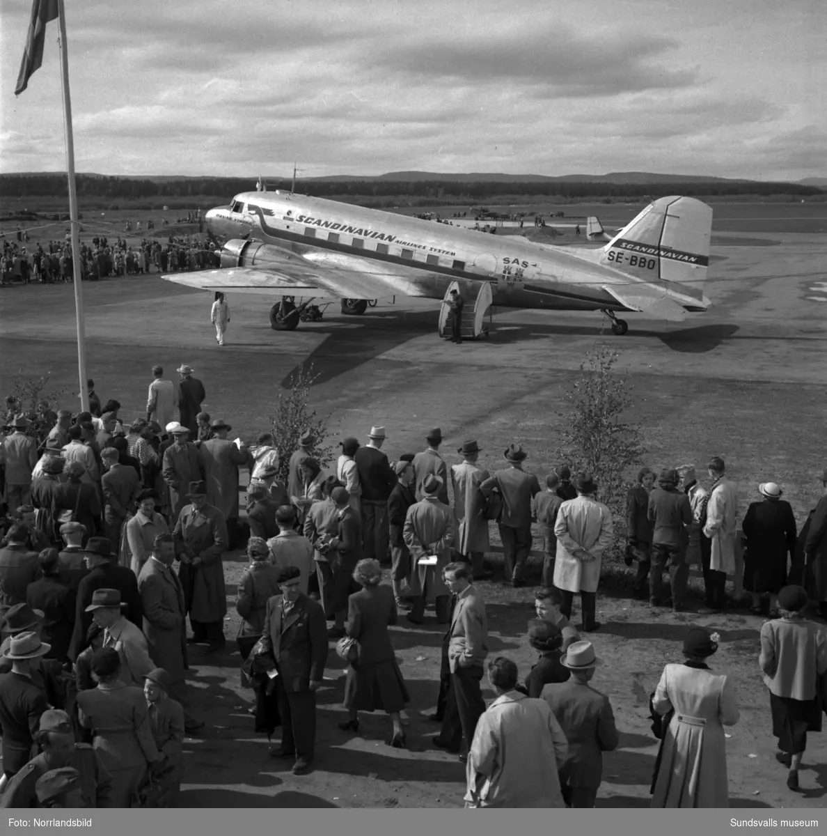 Massor av publik då flygdagen anordnades på Midlanda. Färjan till Skeppsholmen fick gå i skytteltrafik.