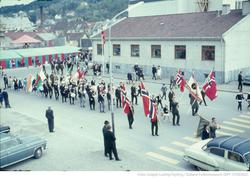 Et korps marsjerer i Jernbaneveien i Egersund