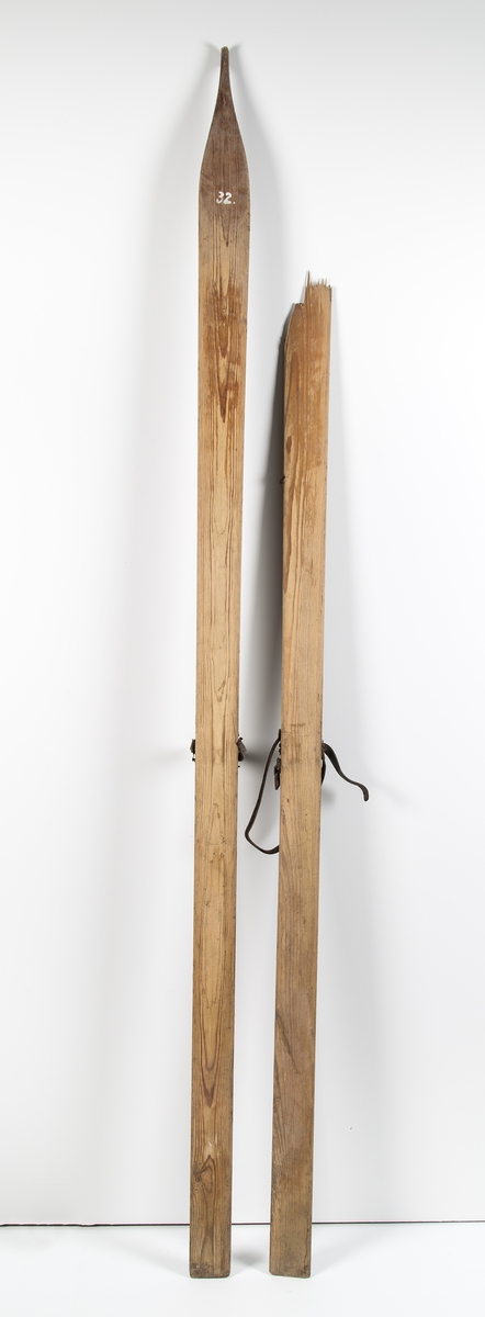 Et par ski med lærbinding. Vrist- og hælstropp. Flat tupp. Antatt 1800-tall.