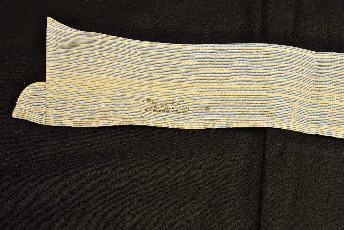 Løs skjortekrage med knappehull til å feste på skjorten.