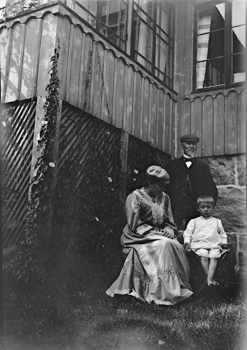 Christiane Liljefors föräldrar Roland Petersen och Marie Pauline Egelind Petersen med barnbarnet Roland Liljefors, sannolikt i Stavanger, Norge
