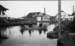 4 personar i båt på Bryne-åno eller og kalla "Kongo". Gjeste