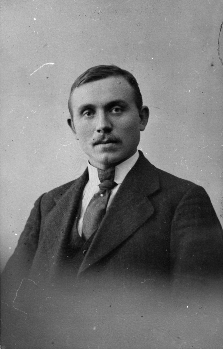 Portrett av Konrad Lynghaug. Gift med Inga Johansen fra Risøynes.