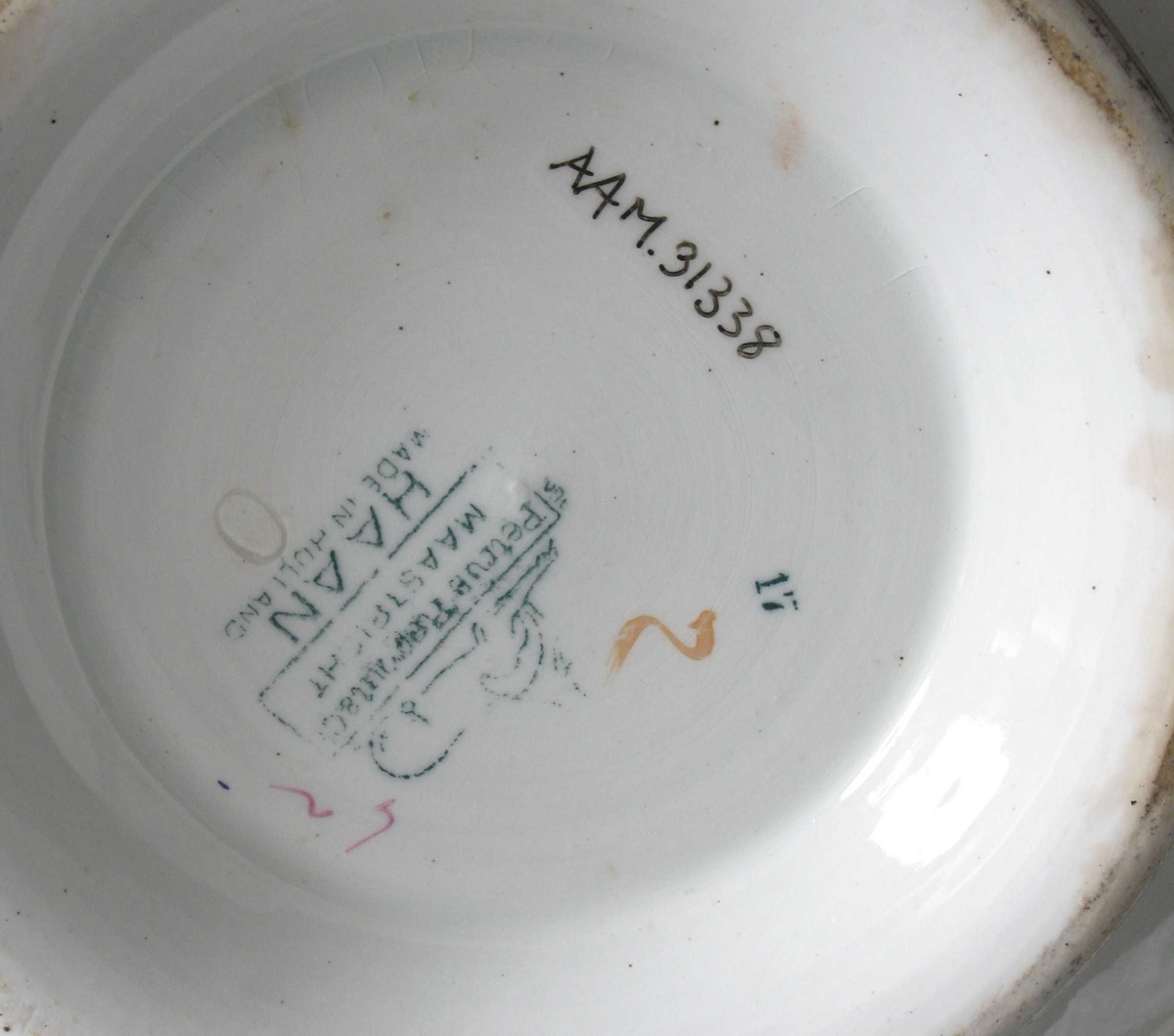 Hane, gress, blomster, gjerde