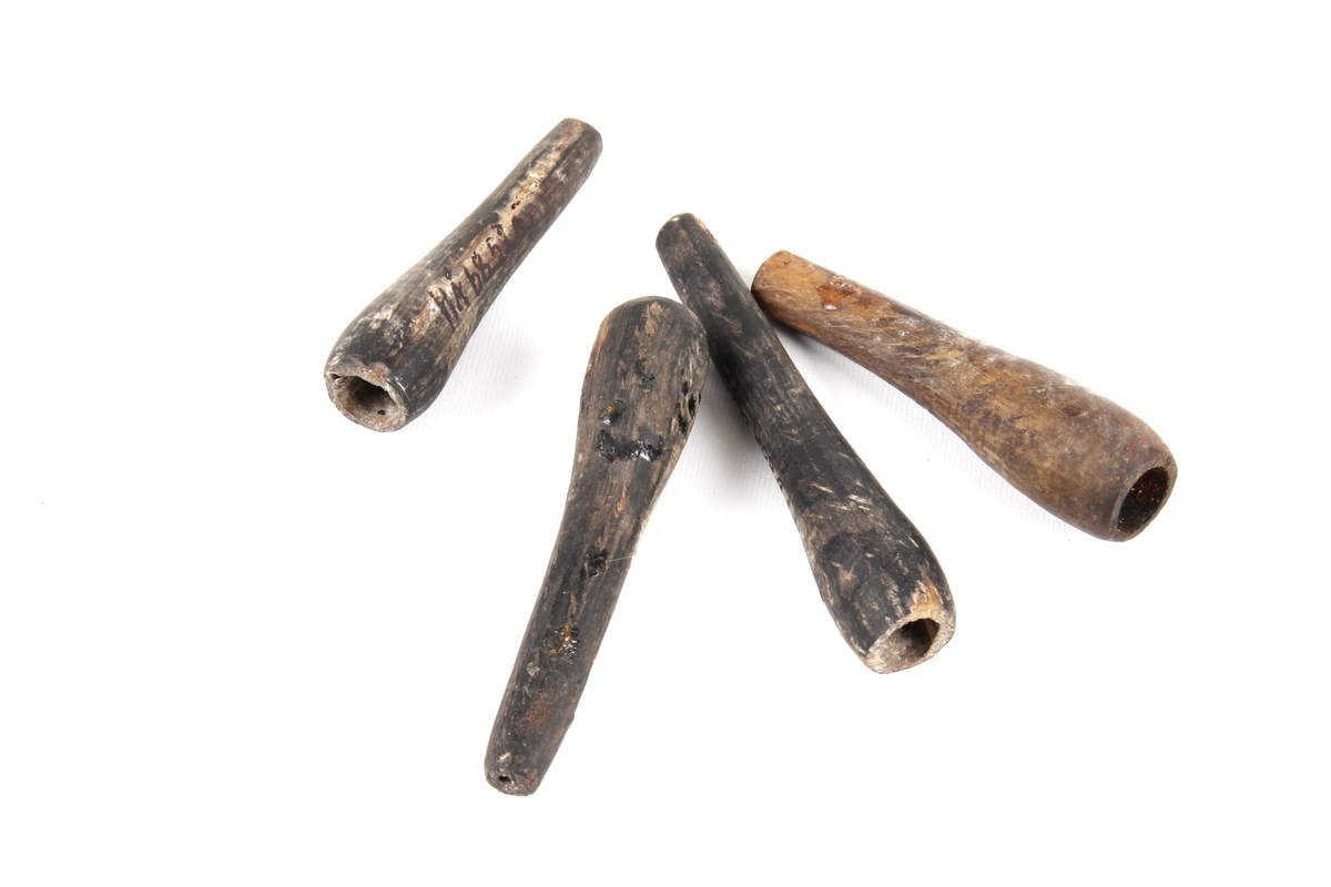 Fire ganske like kniplepinner laget av horn.