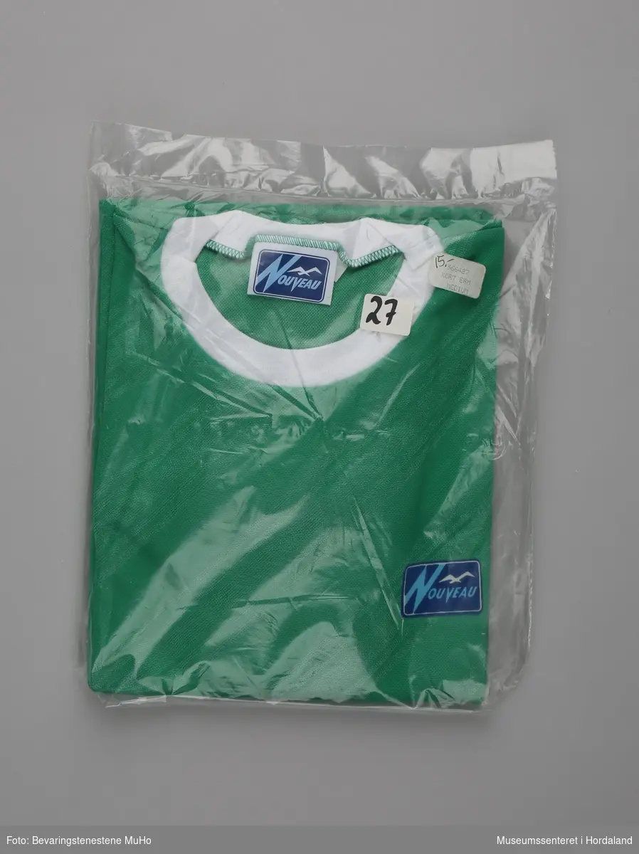 Grøn syntetisk t-skjorte/sportstrøye i merket Nouveau, med striper og kvite detaljar. Str. S. Produsert ved Salhus Tricotagefabrik. Pakka i plastemballasje.