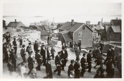 Musikere i 17. maitog, 1945. Hamnneset i bakgrunnen.