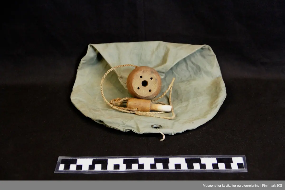 Posen ble fylt med olje når det ble høye bølger på havet. Så hang man posen etter båten, og oljen fløt ut av hullene i tretroppen. Slik dempet det litt på uvæet