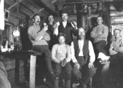 Bilde fra en hyttetur. Bak fra venstre: Ingvald Wallum, Jona