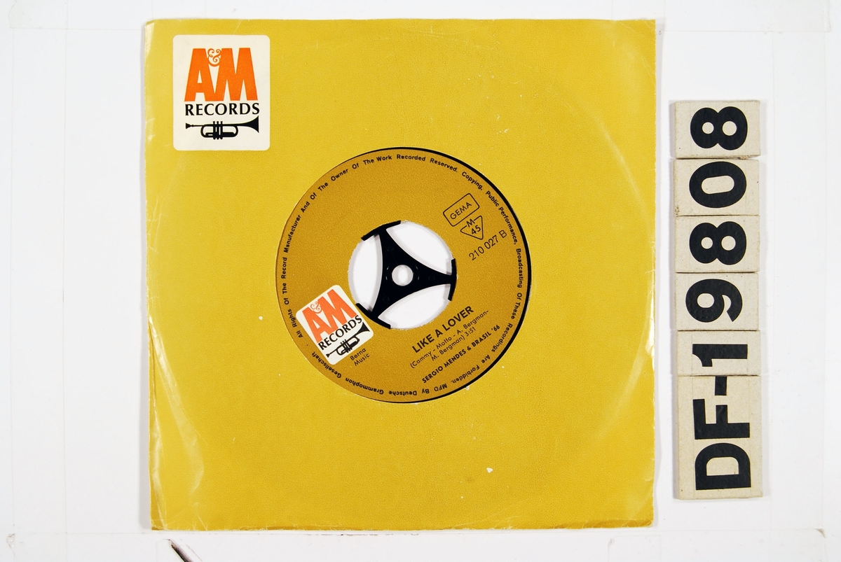 "Platen har sammen med en større samling grammofoner, plater og radioutstyr tilhørt en privatperson i Egersund."

Vinylsingel med papircover.