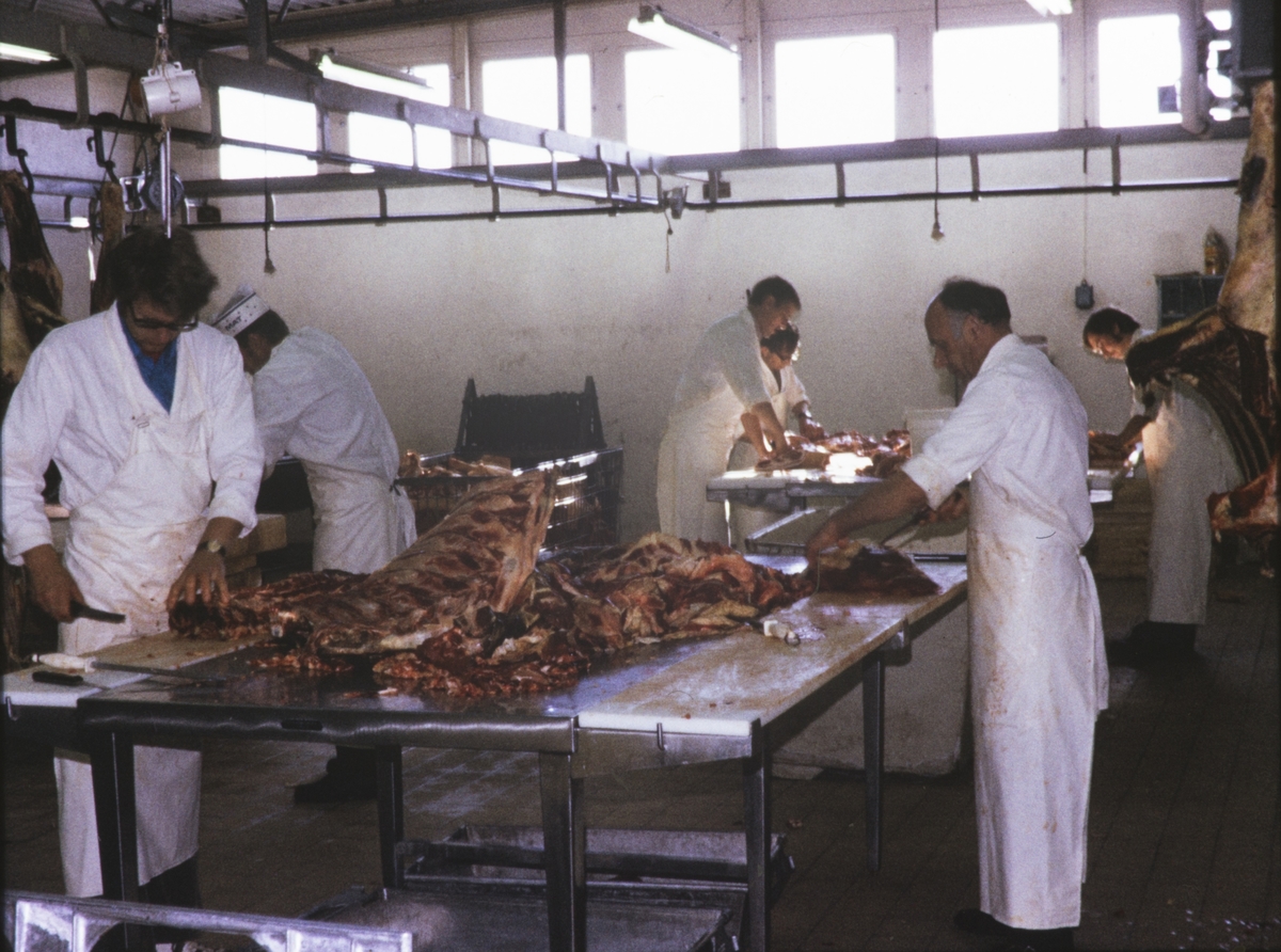Arbeidere skjærer opp kjøtt inne på Bothnerfabrikken.