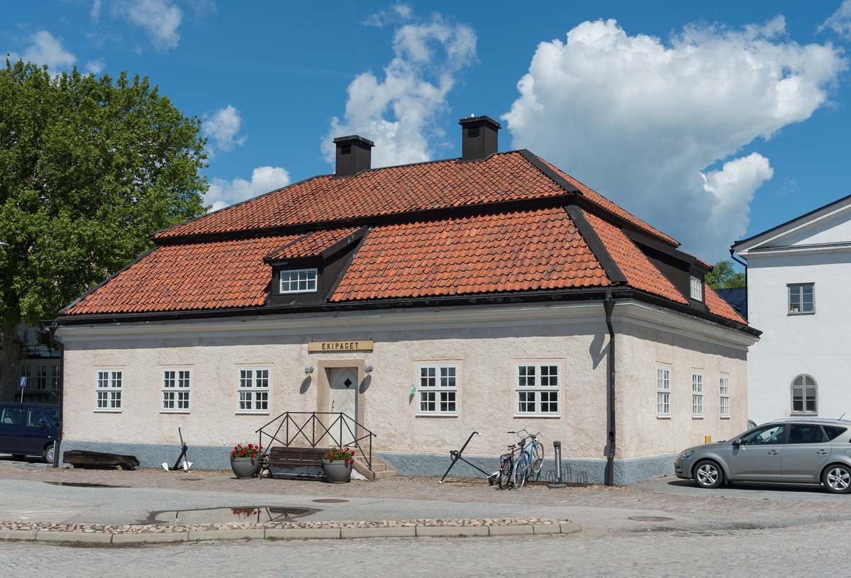 Fotodokumentation av byggnader på Marinbasen i Karlskrona. F d spruthuset. Byggnaden uppfördes i mitten av 1700-talet och kallades spruthus efter de brandsprutor som stod uppställda i byggnaden. Senare har den användts som arrestlokal m m.