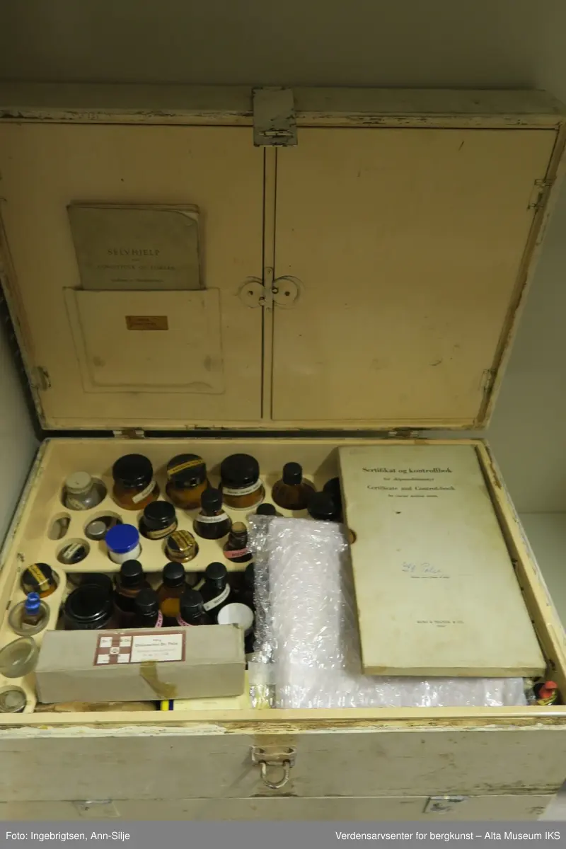 Stor hvit medisinkiste med innhold fordelt i flere rom. 
Nederste delen til høyre: Fingersmokker av skinn 3 stk, Triangelbind 2 stk, Hofte bandasje 1 stk, Enkelmannspakke, kjempe 5 stk, Steril Bomull pakke 5 stk.
Nederste delen i midten: Renset bomull sik-sak-pakning, Sterile Vaselinkompresser, Sterile Vaselinkompresser, Steril Vaselin, Original Record 5cc sprøyte.  Eske med sy-utstyr: Steril sprøyte, Sytråd Ruffani Seide, Sytråd Jeweha Hechtseide, Synåler, Glass med sterile synål og sytråd, Sprøyte med 2 nåler, Transalve, Benzokainsalve – Brannsalve, Frostalve, Zintyol	
Instrumentskål med instrumenter og tilbehør: Injeksjonsnåler, Termometer, Sikkerhetsnåler, Saks, Peang, Pinsett, Plastskje, Barberkniv, Skalpell, Sårhake, Nål, Pensel, Klemme, Dråpeteller, Glassrør, Sårklemmer, Skyllesprøyte, Øyeskjold, Øyesalve, Neglebørster, Hemorrhoidesalve, Gasbind pakke,
Bacimycin strøpulver. 
Nederste delen venstre: Suspensorium, Drikkekopp, Saltvannsampuller pakke, Gipsbind og
Cellona gipsbind.
Midtdelen: Sertifikat og kontrollbok for skipsmedisinutstyr, Hefte "Selvhjelp for fangstfolk og fiskere", 
Oljelerret, Efedrin nesedråper, Hostestillende tabletter, Morfintabletter, Opiumtabletter, Digitalistabletter, Sulfadiazintabletter, Kloramintabletter, Amycenpudder, Acetyllsalisylsyretabletter, Beroligende tabletter, Salisyltalkum, Tom flaske, Sulfadiazintabletter, Blyeddik med sprit, Øredråper, Natron, dobbelt kullsurt, Kamferdråper, Engelsk salt, Sammensatte B-vitaminer, Stoppende tabletter, Kulltabletter, Xylocan exadrin, Avførende piller, Sulfadiazintabletter, Vitamin-c-tabletter, Conradi`s koleradråper, Kokusfett, Medisinglass, Borsyretabletter, Borsyre, Benzylbenzoatoppløsning, Kloroformolje, Aureomycin hydrochloride, Kløestillende vask, Hostsirup, Globoid, Lakserolje, Smertestillende tabletter, Formaldehydsåpe oppløsning, Penticid pudder, Bacimycin strøpulver, Procapenicilin, Solbrille, Toxin sprøytemiddel, Kalciumhypokloritt, Thiemanns katetere, Cloraethyl Dr. Thilo, Termometer, Morphini hydrochloridum, Klorpromazin (Dumex). 
Øverste delen til høyre: Enkeltmannspakke stor, Gas / Sterile kompresser,Tynt Oljelerret.
Øverste delen til venstre: Sterilisert gas, Plaster / Kvikkforbinding, Sterilisert gas, Plaster, Gasbind, Enkeltmannspakke, liten.