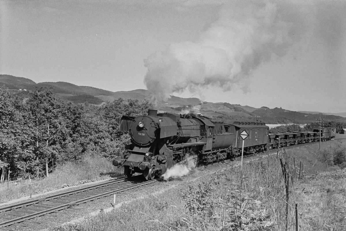 Arbeidstog / grustog på Størenbanen, trukket av damplokomotiv type 63a nr. 5839.