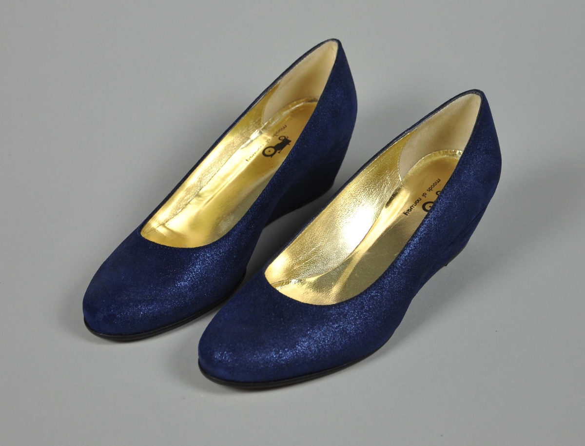 Et par blå skinn damesko i str.36, "glinsende"overflate. Skoene ligger i en svart pose merket Moods of Norway.