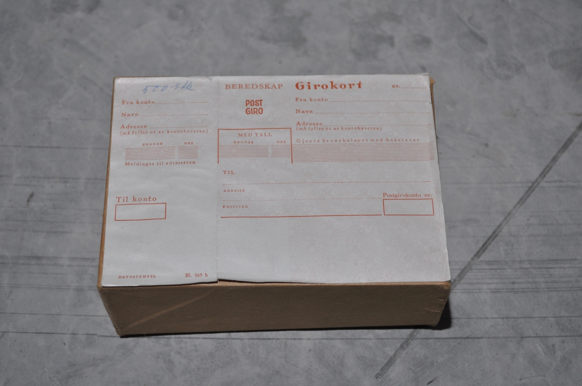 Beredskapskoffert for Postgiro Låsbar. Innhold i tilfelle krig.
Innhold:
1. Instruks for kontohavere
2. Instruks for postkontorer
3. Melding til postgirokontohavere
4. Innkortmelding, bl. 603
5. Utbetalingskort, bl. 570 B.
6. Gireringskort bl. 565 B
7. ..... bl. 784