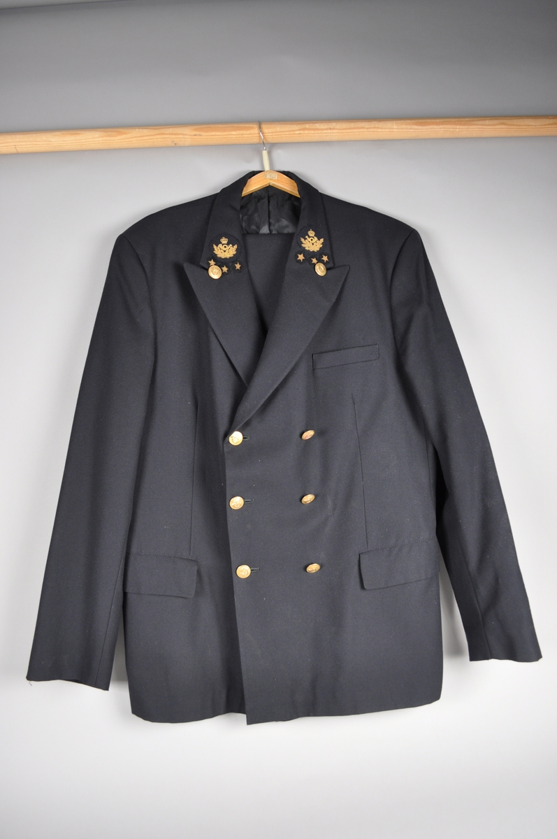 Uniformen er mørke blå og består av jakke og bukse. Gullknapper og postlogo med eikeløv og tre stjerner.