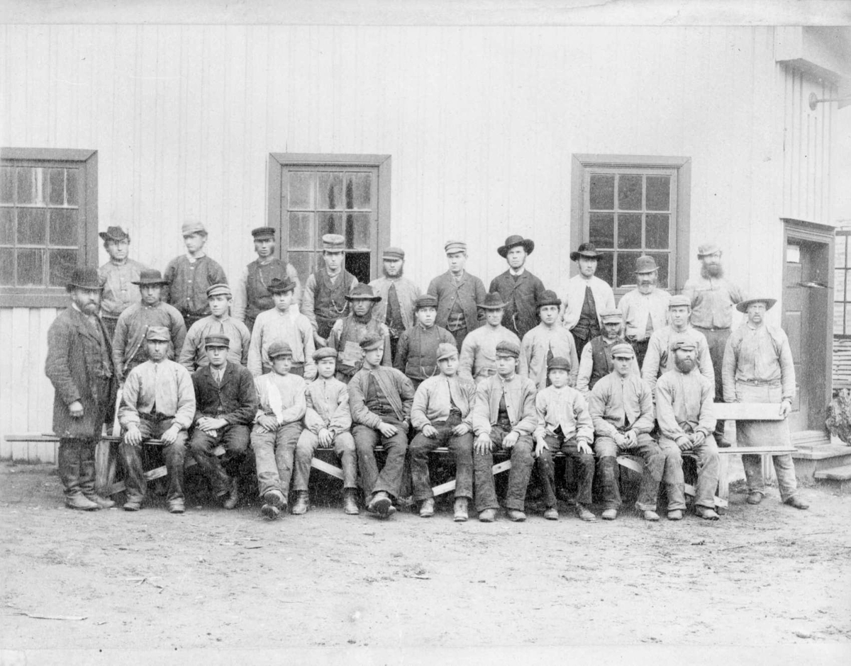 Repro: Arbeidere ved Lillehammer Dampsag & Høvleri 1888.