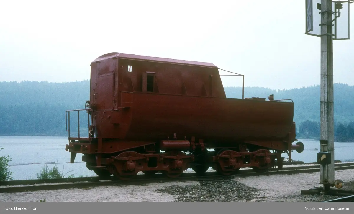 Vannvogn, gammel tender fra damplokomotiv type 63a, på Nelaug stasjon