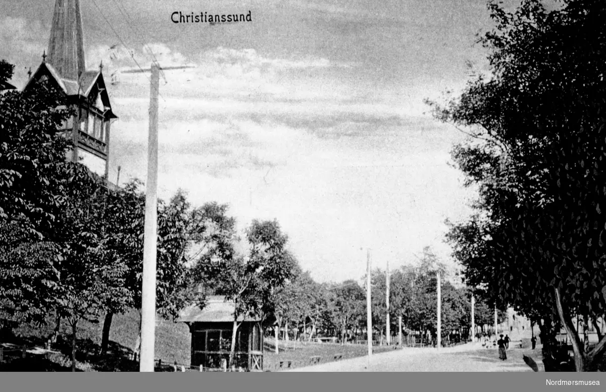 "Christianssund" Foto fra Parkveien/Langveien på Kirkelandet i Kristiansund, med tårnet til kirken på venstre side. Kiosk. Bildet kan trolig dateres til omkring 1880-1900. Fra Nordmøre museums fotosamlinger.