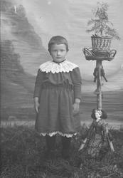 Portrett, Magne Kongsruds barn, jente med dukke, helfigur