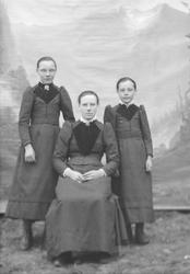 Gruppebilde, Hanna Iverstuen sitter mens to døtre står bak. 