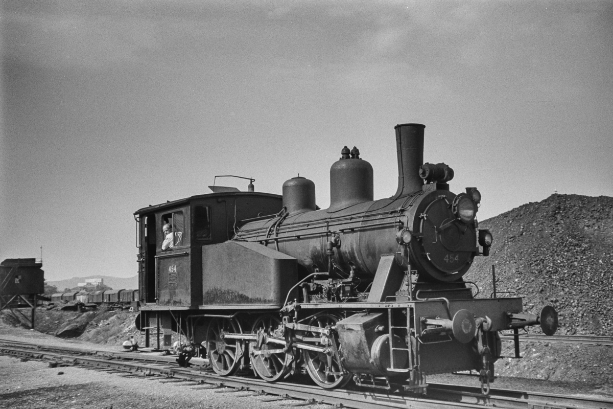 Damplokomotiv type 23b nr. 454 ved kullastegraven på Marienborg ved Trondheim.