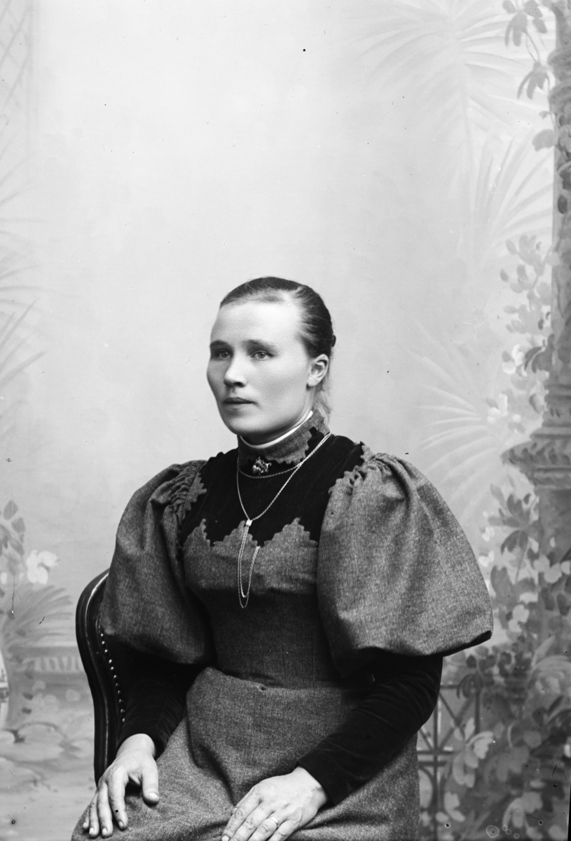 Portrett av Margit Semelengen, antageligvis Margit Sigvatsen født 1869.