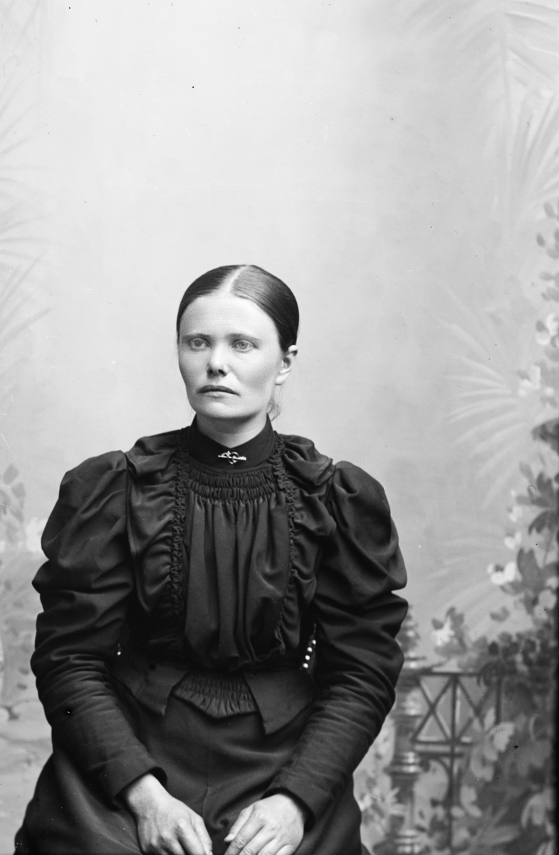 Portrett av Anna eller Anne Kjørumsløkken, Kvam, født 1860 i Nord-Fron